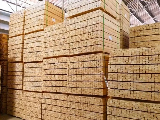 ผลิตไม้ยางพาราอัดน้ำยาอบแห้งไสเรียบ